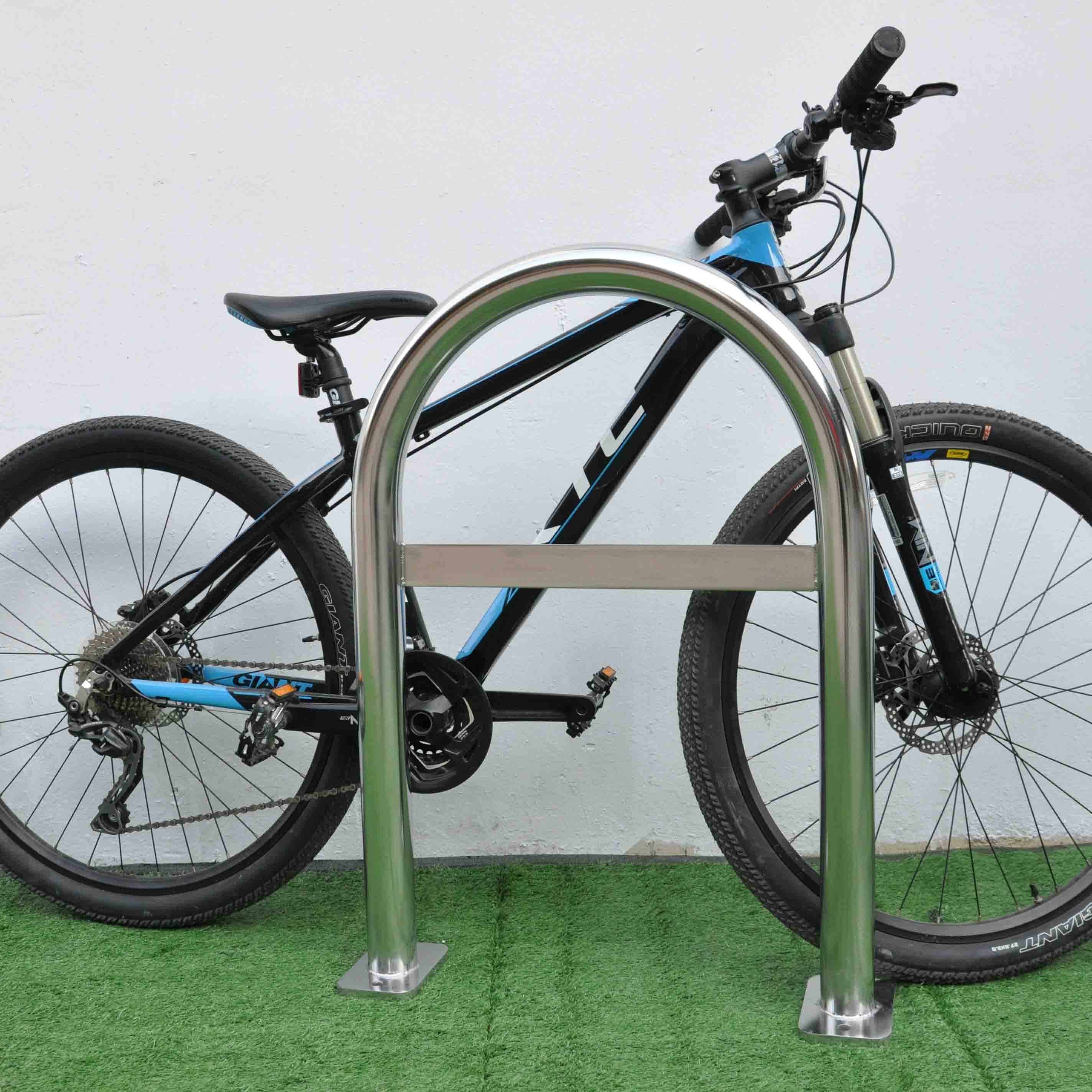 Présentoir à vélo en forme de U en acier inoxydable monté au sol